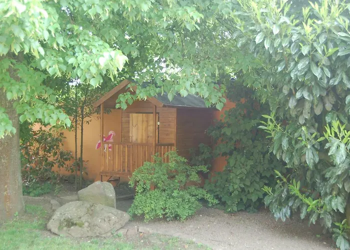 Le A L'ombre Du Tilleul